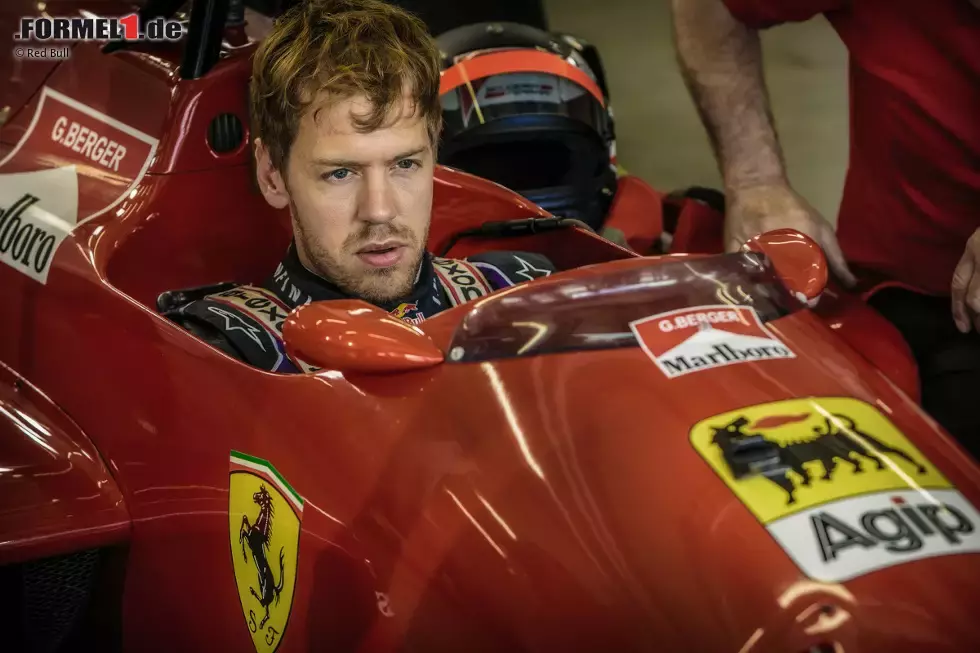 Foto zur News: Für Vettel, der nur die Hightech-Formel-1 der heutigen Zeit gewohnt ist, ist der Ferrari ein richtiger Kulturschock: Seine Schultern schauen oben heraus, es gibt einen Schaltknüppel, drei Pedale - und natürlich keine Servolenkung. Zudem zeigen Vettels Beine nach unten anstatt wie in den heutigen Boliden nach oben. Noch keinen Meter ist Vettel gefahren, da lautet sein erstes Fazit: &quot;Befremdlich!&quot;