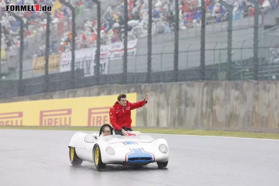 Foto zur News: Mit großen Ambitionen startet Jules Bianchi am 5. Oktober 2014 in den Grand Prix von Japan. Bei schwierigen Bedingungen auf der Rennpiste von Suzuka rutscht er in der 46. Runde von der Strecke und trifft mit seinem Auto ein Bergungsfahrzeug in Kurve sieben. Dabei zieht er sich schwere Kopfverletzungen zu, an denen er neun Monate später verstirbt.