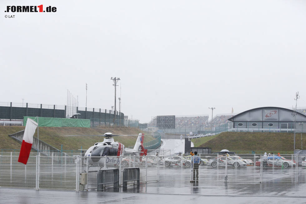 Foto zur News: Der Rettungshubschrauber steht bereit, Bianchi wird aber aus medizinischen Gründen mit Polizeieskorte im Rettungswagen ins nahe Krankenhaus in Yokkaichi gebracht.