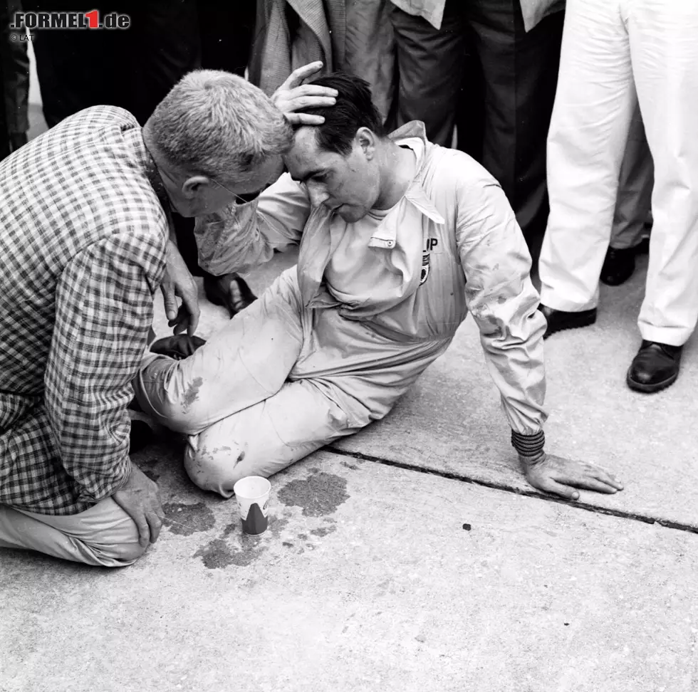 Foto zur News: Legendär der Weg dorthin: Beim letzten Rennen der Saison 1959, in der Hitze Floridas in Sebring, ging Brabham als Führender der Weltmeisterschaft ein paar hundert Meter vor Ziellinie der Sprit aus. Der Kämpfer aus Australien schaffte es jedoch, seinen Wagen als Vierter über die Linie zu schieben - und sich so den Titel zu sichern. Im Ziel brach Brabham vor Erschöpfung zusammen.