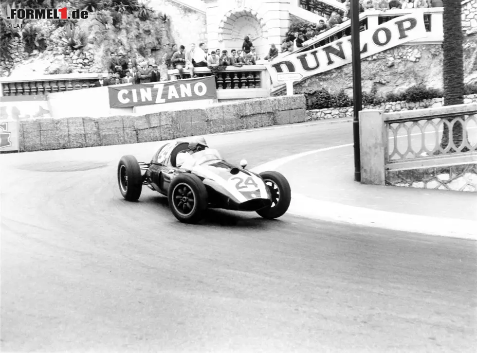 Foto zur News: Die Formel 1 eroberte Brabham im zweiten Anlauf: 1959 stand er beim Auftaktrennen in Monaco nicht nur zum ersten Mal auf dem Podium, er holte auch gleich seinen ersten Grand-Prix-Erfolg. Am Ende des Jahres war es ausgerechnet der hilfreiche Autobahn-Überholer Brooks, dem er den WM-Titel vor der Nase wegschnappte.