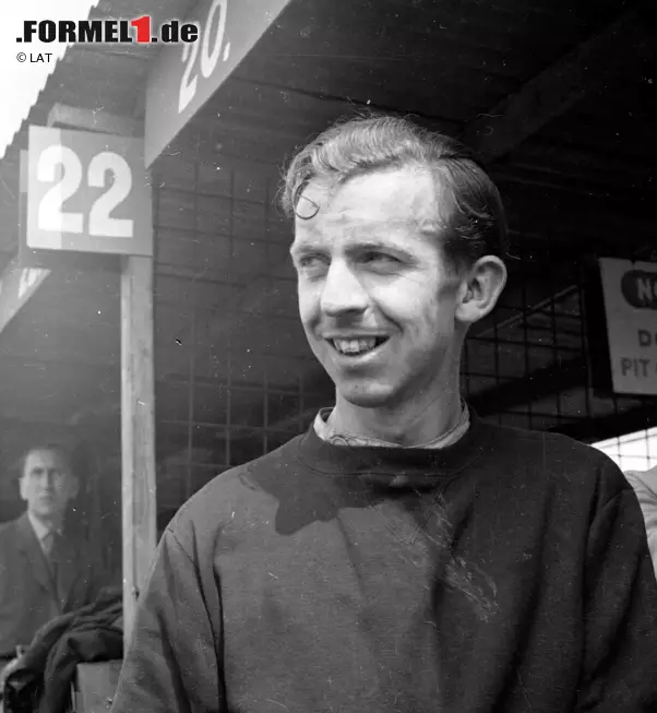 Foto zur News: Brabham galt im Straßenverkehr als Angsthase. Bis heute kursiert die Geschichte, er habe seinem Fahrerkollegen Tony Brooks (hier abgebildet) auf dem Weg zum Formel-1-Rennen in Pescara 1957 entnervt das Steuer übergeben, nachdem er sich geweigert hatte, eine längere Kolonne von Lkw auf der Autobahn zu überholen.