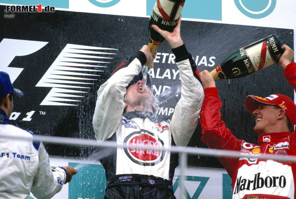 Foto zur News: In Malaysia steht &quot;JB&quot; 2004 erstmals auf einem Formel-1-Podium. Hinter Michael Schumacher und Juan-Pablo Montoya landet er auf Platz drei. In der Saison sollen noch neun weitere Podiumsplätze folgen, am Ende landet er in der Weltmeisterschaft auf dem dritten Rang hinter den beiden dominanten Ferrari-Fahrern Michael Schumacher und Rubens Barrichello.