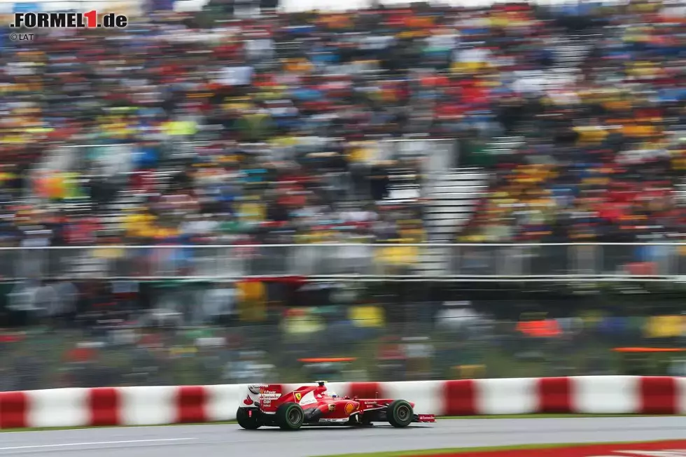 Foto zur News: Am Freitagnachmittag katapultiert sich dann Ferrari-Pilot Fernando Alonso an die Spitze. Weltmeister Sebastian Vettel (Red Bull) hält sich als Siebter am Freitag noch zurück.