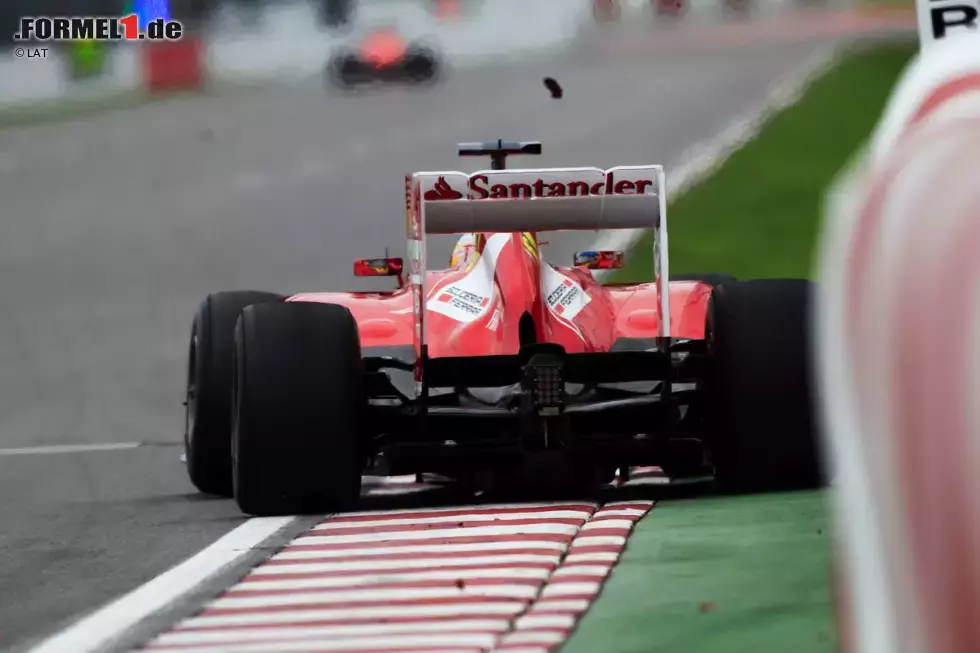 Foto zur News: Das Qualifying startet trocken, doch dann setzt während Q2 Regen ein, was Felipe Massa auf dem falschen Fuß erwischt. Den ersten Ausrutscher übersteht sein Ferrari noch unbeschadet, doch nach dem Einschlag in Kurve drei ist das Qualifying für ihn beendet und für alle anderen erst einmal unterbrochen.