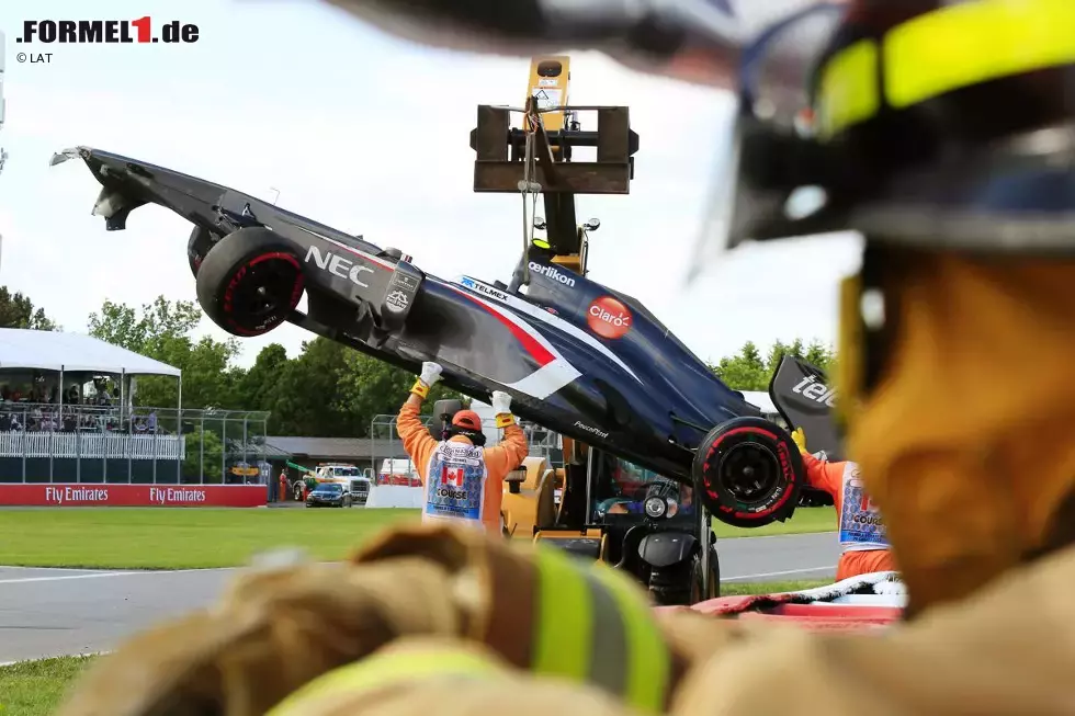 Foto zur News: Beim Abtransport des Sauber wird ein Streckenposten von einem Bergungsfahrzeug überrollt. Der Mann verstirbt an seinen schweren Verletzungen.