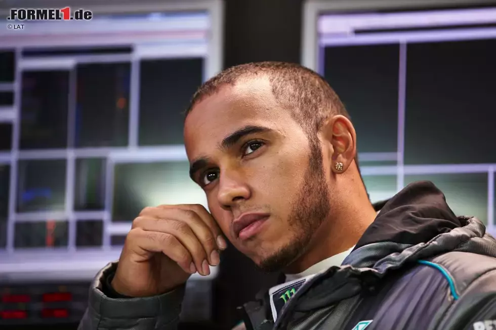 Foto zur News: Nachdem bei einem Rahmenrennen die Leitplanke beschädigt wird, beginnt der Arbeitstag der Piloten am Samstag mit 30 Minuten Verspätung. Lewis Hamilton (Mercedes) und seine Kollegen sind erst einmal zur Untätigkeit gezwungen.