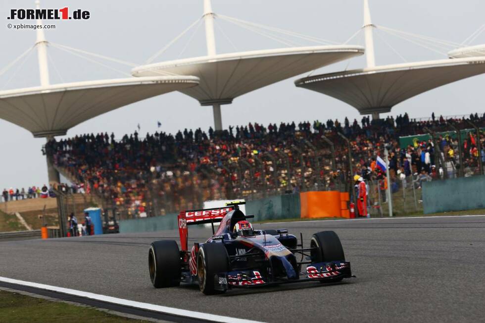 Foto zur News: Hinter Sergio Perez, der den zweiten Force India auf Platz neun ins Ziel bringt, holt sich Daniil Kwjat den letzten WM-Zähler. Für den Rookie aus Russland ist es beim vierten Formel-1-Start bereits die dritte Top-10-Platzierung.