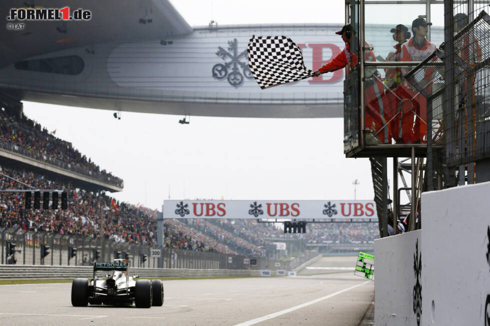 Foto zur News: Gänzlich unbeeindruckt vom Red-Bull-Teamduell bringt Hamilton seinen dritten Saisonsieg sicher nach Hause. Die größte Überraschung erlebt er kurz vor Schluss, als die Karierte Flagge versehentlich eine Runde zu früh gezückt wird. Statt den Stand nach 56 Runden zu werten, geht schließlich der Stand nach 54 Runden als offizielles Rennergebnis in die Geschichte ein.