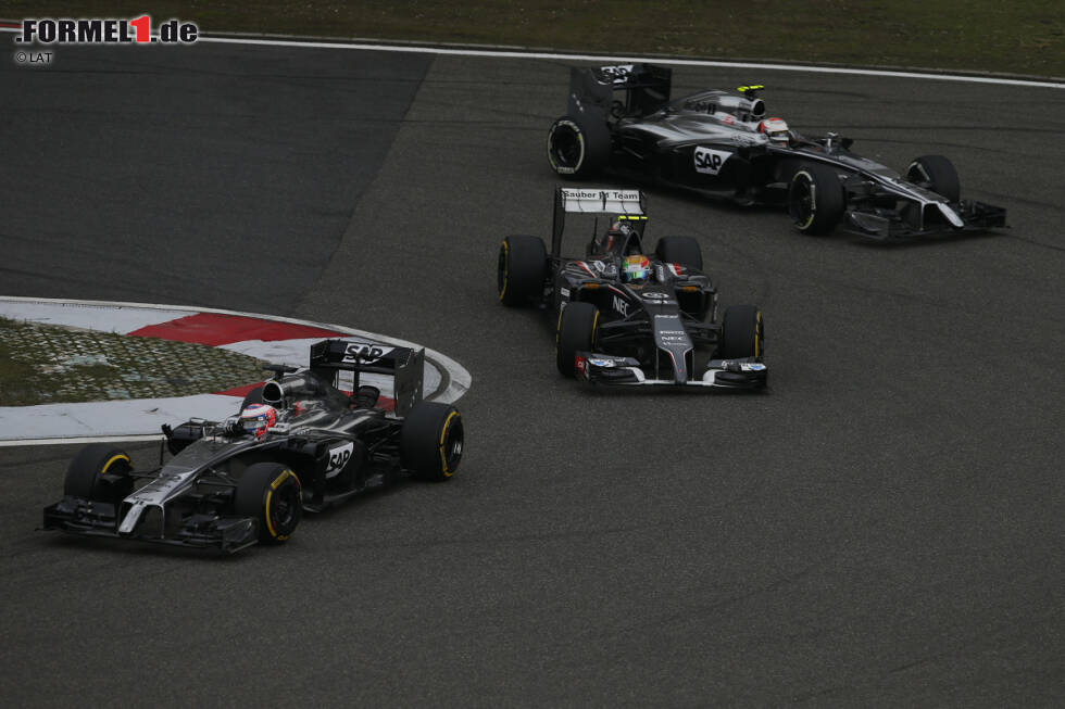 Foto zur News: Zu denen, die in Schanghai 2014 leer ausgehen, zählen die beiden McLaren-Piloten Jenson Button (11.) und Kevin Magnussen (13.) ebenso wie Esteban Gutierrez. Der Mexikaner wird im einzigen ins Ziel gekommenen Sauber 16.