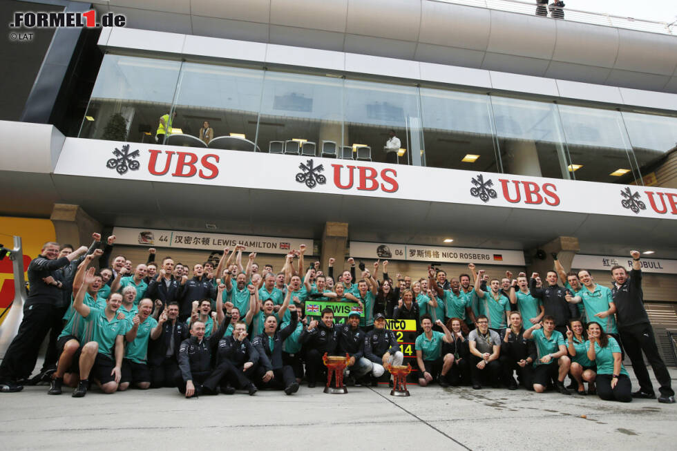 Foto zur News: Jubel hingegen bei Mercedes: Vierter Sieg beim vierten Grand Prix des Jahres und bereits der dritte Doppelsieg. Mit dem dritten 1-2 hintereinander ist Mercedes das erste Team seit Ferrari in der Saison 2004, dem ein solches Kunststück gelingt.