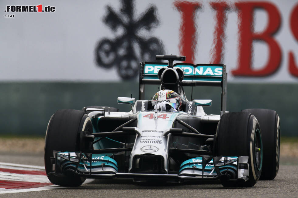 Foto zur News: Derweil zieht Spitzenreiter Hamilton auf dem Weg zu einem Start-Ziel-Sieg unbeirrt seine Kreise. So gut es für den Malaysia- und Bahrain-Sieger läuft, so schwer tut sich Mercedes-Teamkollege Rosberg.