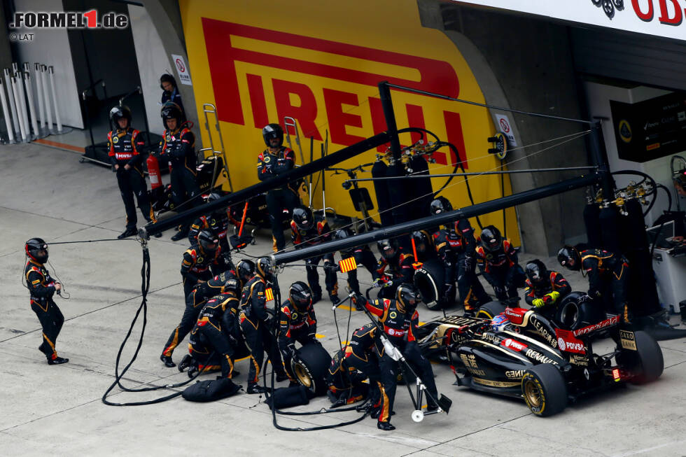 Foto zur News: 23 Runden nach Sutils Aus ist der Grand Prix von China auch für Romain Grosjean gelaufen. Der Franzose muss seinen Lotus mit Getriebeschaden parken. Es bleibt der letzte Ausfall des Rennens.