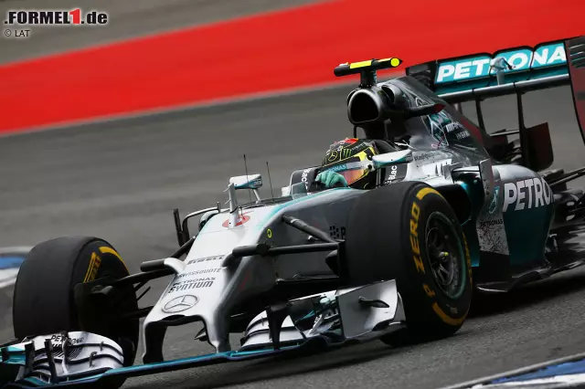 Foto zur News: Nico Rosberg zieht währenddessen einsam seine Runden an der Spitze. Im 23. Umlauf darf sich der Mercedes-Pilot über seine insgesamt 500. Führungsrunde freuen.