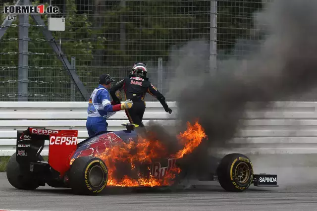 Foto zur News: In Runde 46 geht der Toro Rosso von Daniil Kwjat in Flammen auf. Der Russe steigt aus und ärgert sich über den technisch bedingten Ausfall.