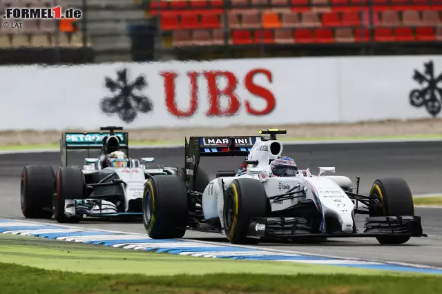 Foto zur News: Etwas weiter vorn geht es in den letzten Runden um Platz zwei. Hamilton hat bereits 17 Positionen gutgemacht, in Bottas findet er jedoch seinen Meister.