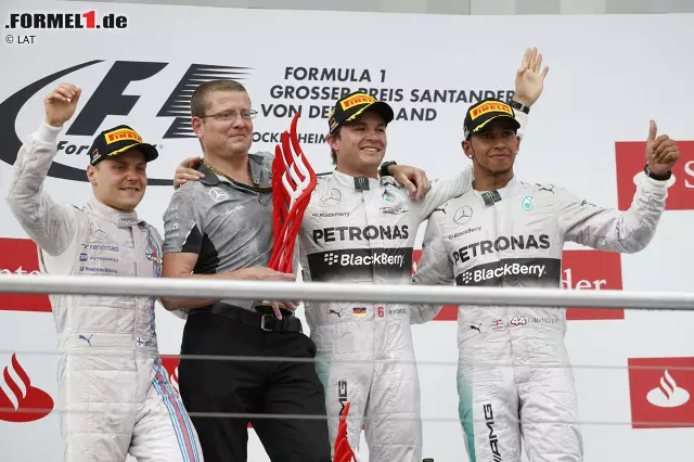 Foto zur News: Am Ende gewinnt Rosberg souverän seinen ersten Heim-Grand-Prix in Deutschland und baut die WM-Führung auf seinen Teamkollegen Hamilton, der sich von Startplatz 20 bis aufs Podium vorgekämpft hat, auf 14 Punkte aus. Bottas wird nach erneut starkem Rennen Zweiter.