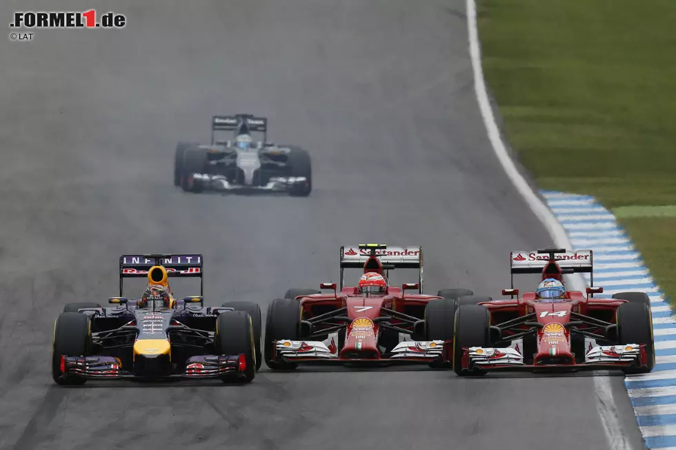 Foto zur News: Kimi-Sandwich, die zweite: Sebastian Vettel kommt nach seinem Boxenstopp - wie schon in Silverstone - in unmittelbarer Nähe von Fernando Alonso zurück auf die Strecke. Wieder kommt es zu schönen Duellen, und wieder ist Räikkönen zur falschen Zeit am falschen Ort. Die beiden Dauerrivalen nehmen den Finnen in die Zange, der beschädigt sich seinen Frontflügel.