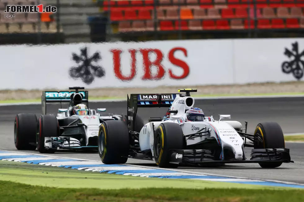 Foto zur News: Etwas weiter vorn geht es in den letzten Runden um Platz zwei. Hamilton hat bereits 17 Positionen gutgemacht, in Bottas findet er jedoch seinen Meister.