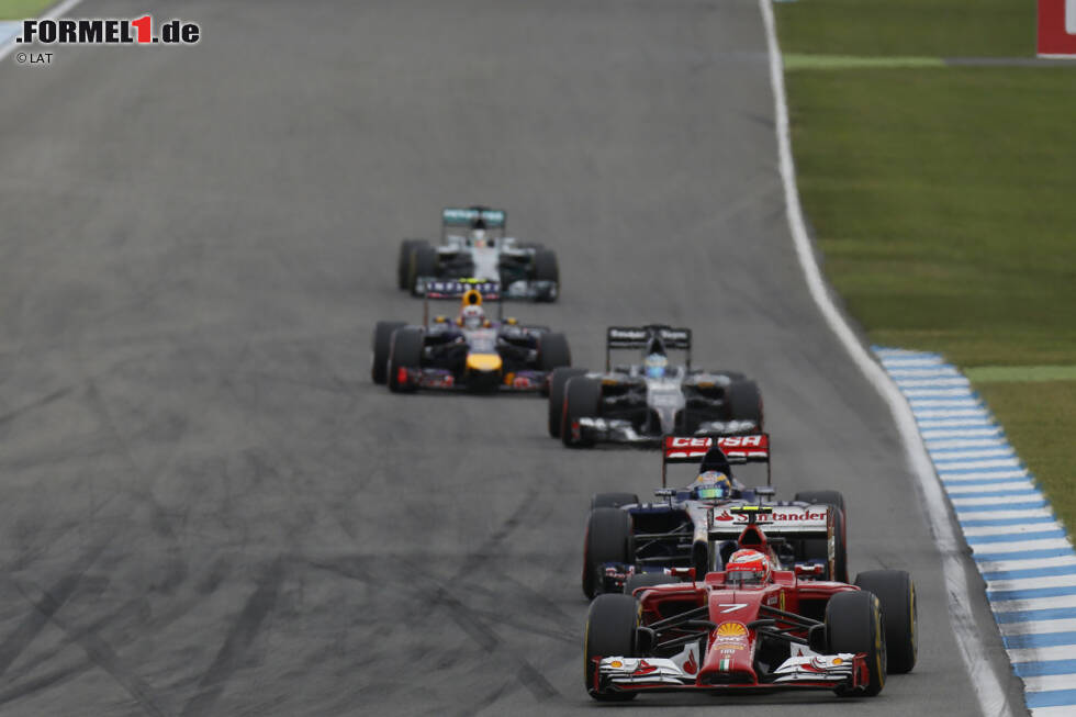 Foto zur News: Hamilton kämpft sich durchs Feld; mit Ricciardo hat er den ersten richtigen Gegner. Es entwickelt sich ein packendes Duell zwischen den beiden.