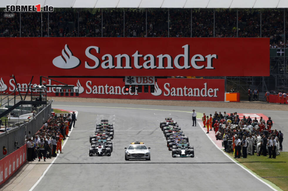 Foto zur News: Hinter dem Safety-Car geht es um kurz nach 15 Uhr deutscher Zeit mit dem Restart weiter. An der Reihenfolge des Feldes ändert sich zunächst nichts. Unglücklich für Ferrari: Fernando Alonso hat beim Rennstart seine Startposition verfehlt und steht eine halbe Autolänge zu weit vorn. Da der Spanier den Rückwärtsgang nicht hereinbekommt, erhält er später im Rennen eine 5-Sekunden-Strafe beim Boxenstopp.