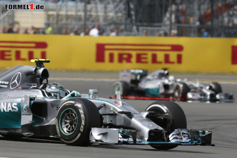 Foto zur News: In den folgenden Runden setzt sich Rosberg vom Rest des Feldes ab. Sein Vorsprung von gut fünf Sekunden auf Lewis Hamilton, der mittlerweile alle anderen Autos überholt hat, bleibt vorerst stabil. Mercedes zeigt sich in Silverstone erneut äußerst dominant.