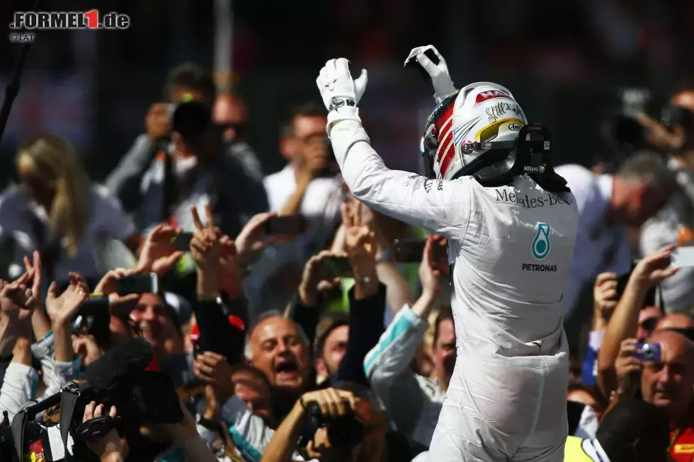 Foto zur News: Am Ende fährt Hamilton ungefährdet seinen zweiten Heimsieg in Silverstone ein und lässt sich feiern. Eine halbe Minute Vorsprung hat er bei Zieldurchfahrt auf den Zweitplatzierten Bottas. Hamilton verkürzt dadurch den WM-Rückstand auf Teamkollege Rosberg auf vier Punkte.