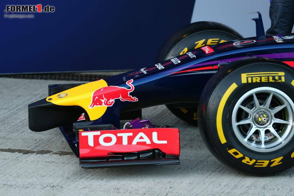 Foto zur News: Doch nicht alle Designer erschufen einen &quot;Nasenbären&quot;. Adrian Newey und sein Team verpassten dem Red Bull RB10 eine Kielnase, wie sie der Meisterdesigner selbst nennt.