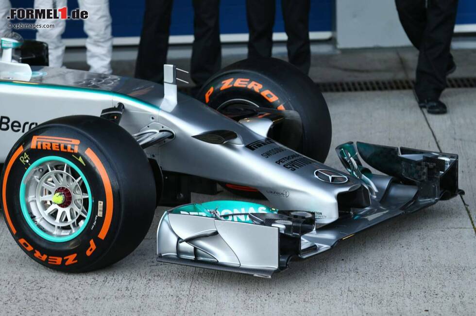 Foto zur News: Die unumstrittene Schönheitskönigin des Formel-1-Jahrgangs 2014 ist aber der neue Silberpfeil. Die Nase des Mercedes F1 W05 verzichtet auf Finger oder Rüssel, sondern ist insgesamt tiefer und wirkt wie aus einem Guss.