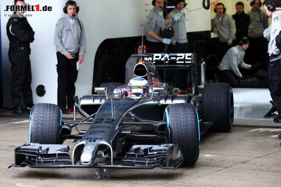 Foto zur News: Auffällig sind jedoch die bogenförmigen Halterungen des Frontflügels. Auch so möchte McLaren mehr Luft unter das Auto leiten.