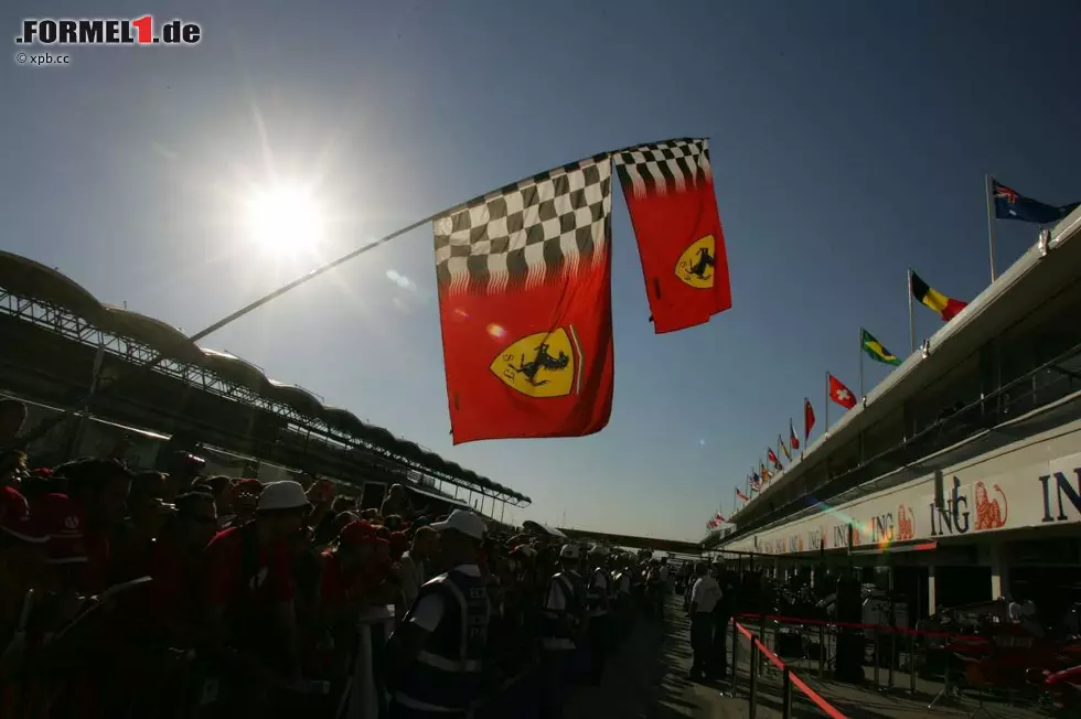 Foto zur News: Kamui Kobayashi (Caterham): &quot;Auf der Strecke gehört der Hungaroring nicht zu den größten Herausforderungen, aber ein Schlüssel für eine gute Zeit ist, einen Rhythmus zu finden - besonders im zweiten Sektor. Man muss die Kurven fließen lassen, eine nach der anderen, und mit den üblicherweise hohen Temperaturen und den soften und Medium-Reifen wird das Reifenmanagement noch wichtiger sein als sonst.&quot;