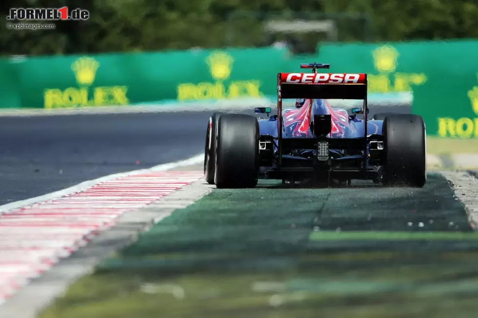 Foto zur News: Daniil Kwjat (Toro Rosso): &quot;Der Hungaroring gehört mit seiner flüssigen Natur und seinen schnellen Schikanen und Kurven zu meinen Lieblingsstrecken. Man hat keine Zeit, sich auszuruhen, aber ich freue mich darauf. Man kann hinter langsameren Autos feststecken, was frustrierend ist. Darum ist es hier besonders wichtig, einen guten Startplatz zu bekommen und vor deinen Rivalen zu starten.&quot;