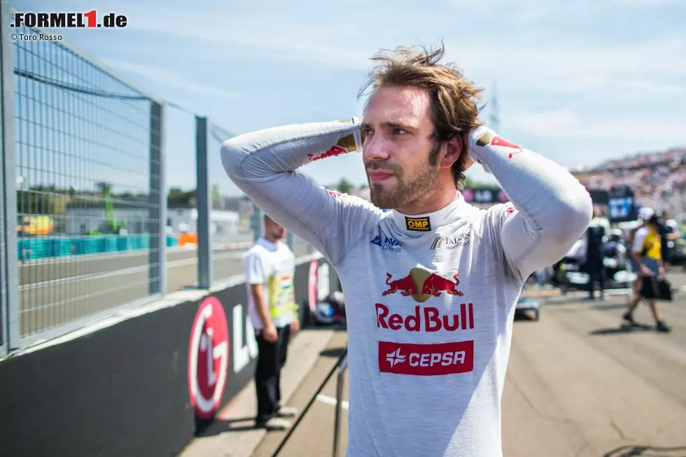 Foto zur News: Jean-Eric Vergne (Toro Rosso): &quot;Es kann sehr frustrierend sein, hier zu fahren, denn wie in Monaco kann man hinter einem langsameren Auto festhängen und kommt dann nicht nah genug heran, um vorbeizugehen. Um zu überholen muss man in der letzten Kurve sehr nah dran sein, um auf der Start- und Zielgerade vorbeizugehen. Doch dazu musst du die gesamte Runde über genau am Vordermann hängen, was ziemlich schwierig ist, da es ein paar wenige Highspeed-Kurven gibt. Man ist immer am Lenken, Bremsen und Beschleunigen.&quot;