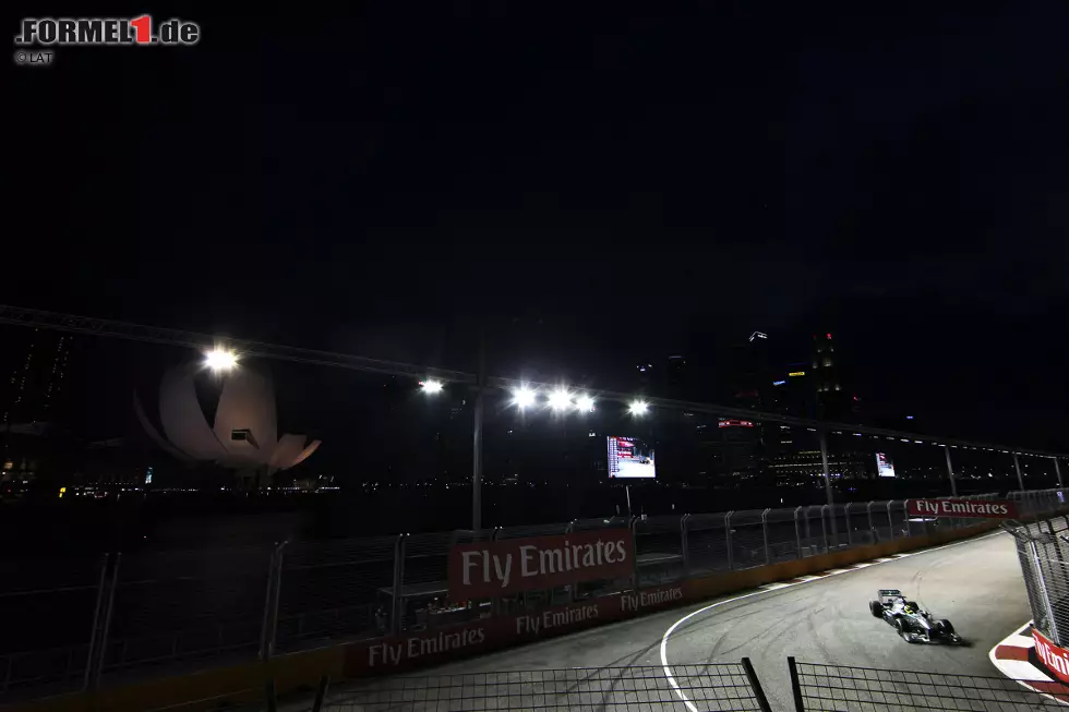 Foto zur News: Nico Rosberg (Mercedes): &quot;Ein Nachtrennen auf einem Straßenkurs ist etwas Anderes und für die Zuschauer sicher spektakulär anzusehen. Es ist zwar dunkel, aber es gibt so viele Scheinwerfer rund um die Strecke, dass es für dich im Cockpit keinen Unterschied macht. Es ist so hell, dass es fast wie ein Rennen bei Tageslicht ist. Um nicht geblendet zu werden, verwenden wir hier spezielle Visiere.&quot;

&quot;Aber die Wahrnehmung ist dadurch wahrscheinlich sogar besser als bei einem normalen Rennen am Tag. Bislang sind wir hier noch nie im Regen gefahren. Das könnte für etwas Würze sorgen. Denn es wäre nicht nur für alle Fahrer eine neue Situation. Die Reflexionen der Scheinwerfer könnten auch die Sicht erschweren. &quot;