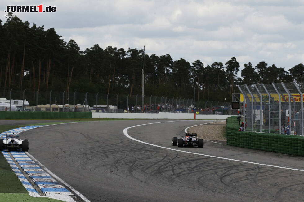 Foto zur News: Nico Hülkenberg (Force India) über Kurve eins: &quot;Sie ist so schnell und wird mit über 200 km/h gefahren. Zudem gibt es am Ausgang einen Randstein, auf dem man leicht einen Fehler machen und von der Linie abkommen kann. Eine weitere wichtige Stelle ist die Haarnadelkurve am Ende der Gegengeraden. Dort wird hart gebremst, und schnell verpasst man den Bremspunkt und verliert Zeit. Das ist eine gute Überholstelle. Die Rennen in Hockenheim sind immer gut, daher sollten wir den Fans eine gute Show bieten.&quot;