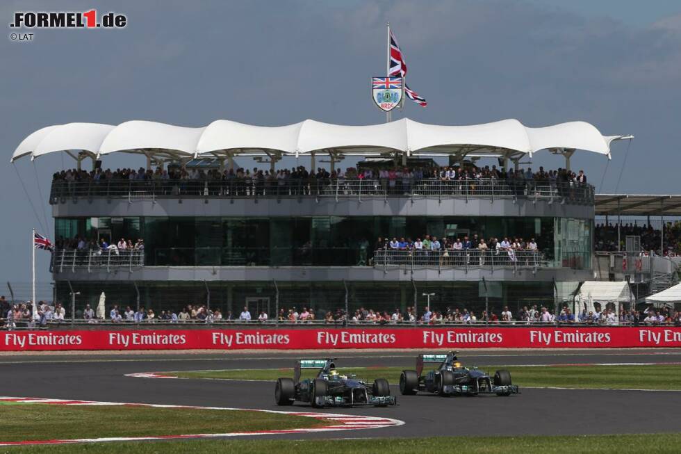 Foto zur News: Nico Rosberg (Mercedes): &quot;Silverstone ist eine fantastische Strecke. Sie ist extrem schnell und als Zuschauer kann man dort richtiggehend sehen, was Formel 1-Autos mit Blick auf die Geschwindigkeit, den Abtrieb und alles andere so besonders macht. In diesem Jahr fahren wir die schnellen Kurven dank der neuen V6-Hybrid-Turbomotoren mit einer noch höheren Geschwindigkeit an - das macht es noch aufregender. Angesichts des geringeren Abtriebs werden die Fans auch mehr rutschende Autos zu sehen bekommen. So müssen die Fahrer ihre Fahrzeugkontrolle richtig unter Beweis stellen. Das sollte ziemlich spektakulär aussehen.&quot;