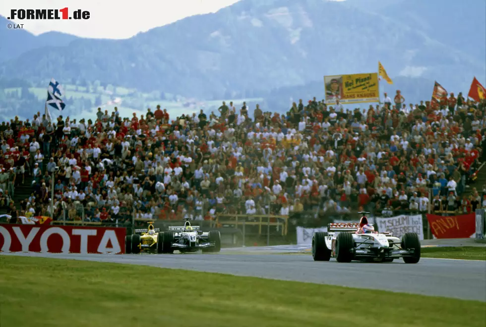 Foto zur News: Die aktuelle Streckenkonfiguration deckt sich größtenteils mit dem früheren A1-Ring. Damals siegte dreimal in sieben Rennen der Fahrer, der von der Pole-Position gestartet war. Jacques Villeneuve gewann 1997 von der Pole-Position aus, genau wie Mika Häkkinen 2000 und Michael Schumacher 2003. Nur einmal siegte ein Fahrer, der von weiter hinten als Startplatz drei losfuhr: David Coulthard kam bei seinem Sieg 2001 von Startposition sieben.