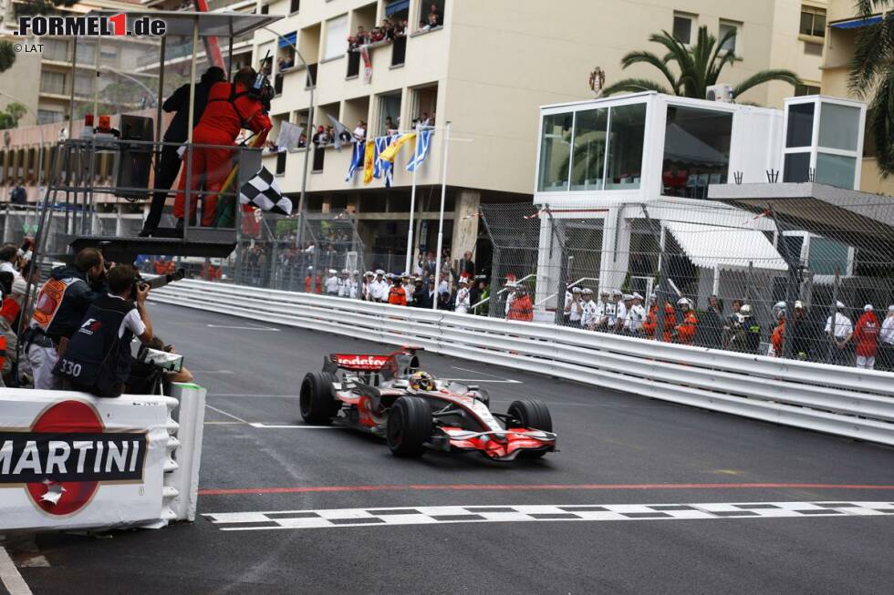 Foto zur News: Wegen der weniger Überholmöglichkeiten ist die Startposition hier wichtiger als anderswo. Das galt zumindest für die vergangenen 10 Grands Prix, wo nur einmal ein Fahrer gewann, der nicht auf der Pole-Position stand. 2008 gelang Lewis Hamilton von Startplatz drei aus der Sieg. Bei den zehn Rennen zuvor startete der Rennsieger hingegen nur zwei Mal von der Pole-Position: Michael Schumacher 1994 und Mika Häkkinen 1998.