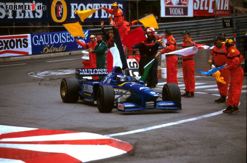 Foto zur News: Den Rekord für den Sieg von der schlechtesten Startposition hält Olivier Panis. 1996 siegte er im legendären Regenrennen von Startplatz 14 aus. Um ähnliche Leistungen zu entdecken, muss man in der Geschichte weit zurück gehen. 1970 siegte Jochen Rindt von Startplatz acht, 1955 ging Rennsieger Maurice Trintignant von Position neun aus ins Rennen.