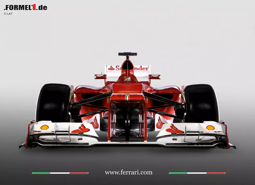 Foto zur News: Irgendwann nehmen dann die Marketingspezialisten Überhand und Ferrari veröffentlicht die ersten Fotos des neuen Autos nur noch vor dem Hintergrund grauer PR-Schablonen. 2012, inzwischen schon mit Fernando Alonso, fällt die gestufte Nase vielen negativ auf.