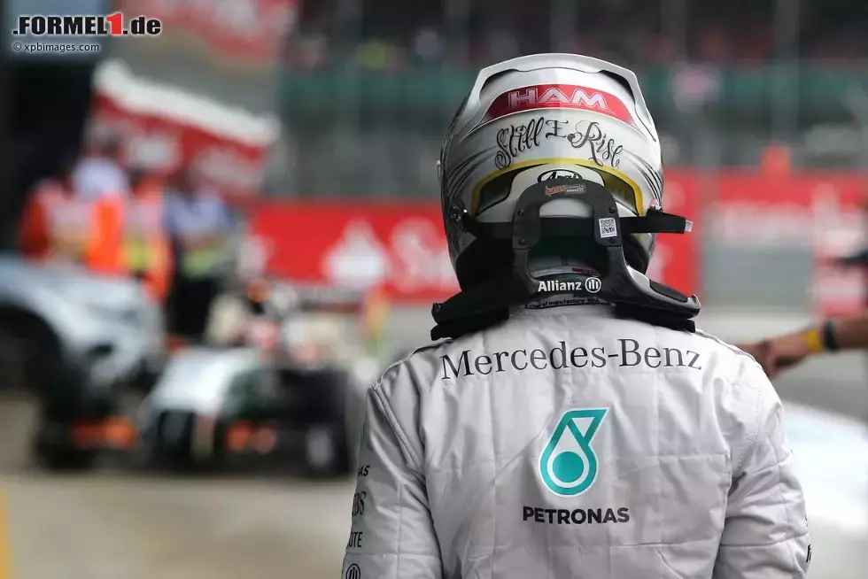 Foto zur News: Rückschlag Nummer 6: In Silverstone passiert dem Engländer erneut ein peinlicher Fehler. Weil er glaubt, dass sich die Zeiten im letzten Qualifying-Versuch nicht mehr verbessern können, bricht Hamilton seine entscheidende Runde eigenmächtig ab. Doch die Konkurrenz legt im abtrocknenden letzten Sektor noch einmal gewaltig zu und schiebt den Silberpfeil-Piloten von der Pole noch auf Rang sechs. Hamilton sucht danach Abwechslung bei seiner Familie und gewinnt am nächsten Tag sein Heimspiel, da Rosberg ausfällt.