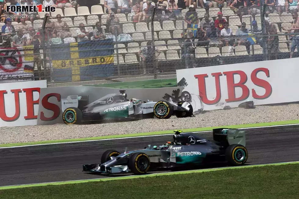 Foto zur News: Rückschlag Nummer 7: Erneut werden Hamiltons Siegchancen bereits in der Qualifikation geschmälert, als er in Hockenheim schon in Q1 abfliegt. Ein Defekt an der vorderen rechten Bremsscheibe lässt Hamilton in der Sachs-Kurve heftig abfliegen. Von Rang 20 kämpft sich der Brite noch vor bis auf Rang drei, doch wieder einmal verliert er wichtige Punkte auf seinen Teamkollegen.