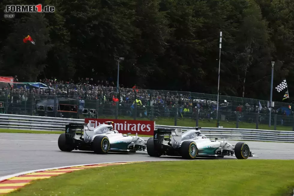 Foto zur News: Rückschlag Nummer 9: Im Rennen von Spa-Francorchamps bricht das Verhältnis zwischen Hamilton und Rosberg endgültig. Beim Zweikampf in Runde 2 schlitzt der Deutsche das Rad des Briten auf. Hamilton muss an die Box, gibt später vorzeitig auf und verliert wichtige 18 Zähler. Später spricht Hamilton von Absicht.