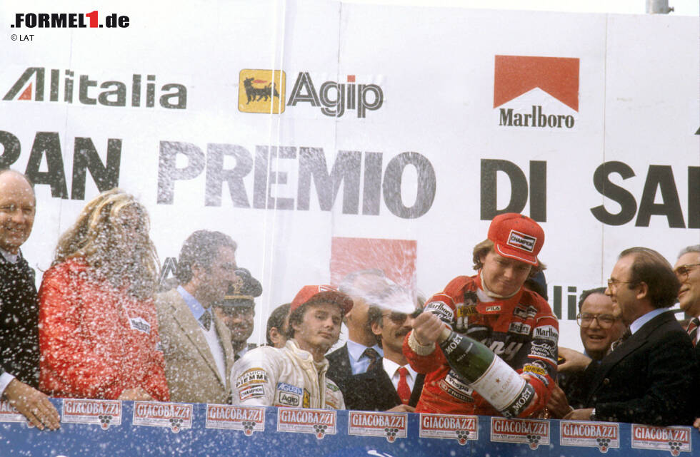 Foto zur News: Sie lieferten sich 1982 in Imola ein legendäres Rennen mit zahlreichen Überholmanövern, die die Teamleitung ins Schwitzen brachten und dazu veranlassten, ein Schild mit der Aufschrift &quot;SLOW&quot; an die Boxenmauer zu hängen. Pironi war es egal, er brach den Nichtangriffspakt und zog kurz vor Schluss an dem Kanadier vorbei. Villeneuve sprach hinterher von einem gebrochenen Versprechen. Pironi hielt dagegen, er sei Rennfahrer und habe nichts zu verschenken. Sein Gegner schwor: &quot;Mit dem rede ich kein Wort mehr.&quot; Zwei Wochen später verunglückte Villeneuve im Abschlusstraining von Zolder tödlich.