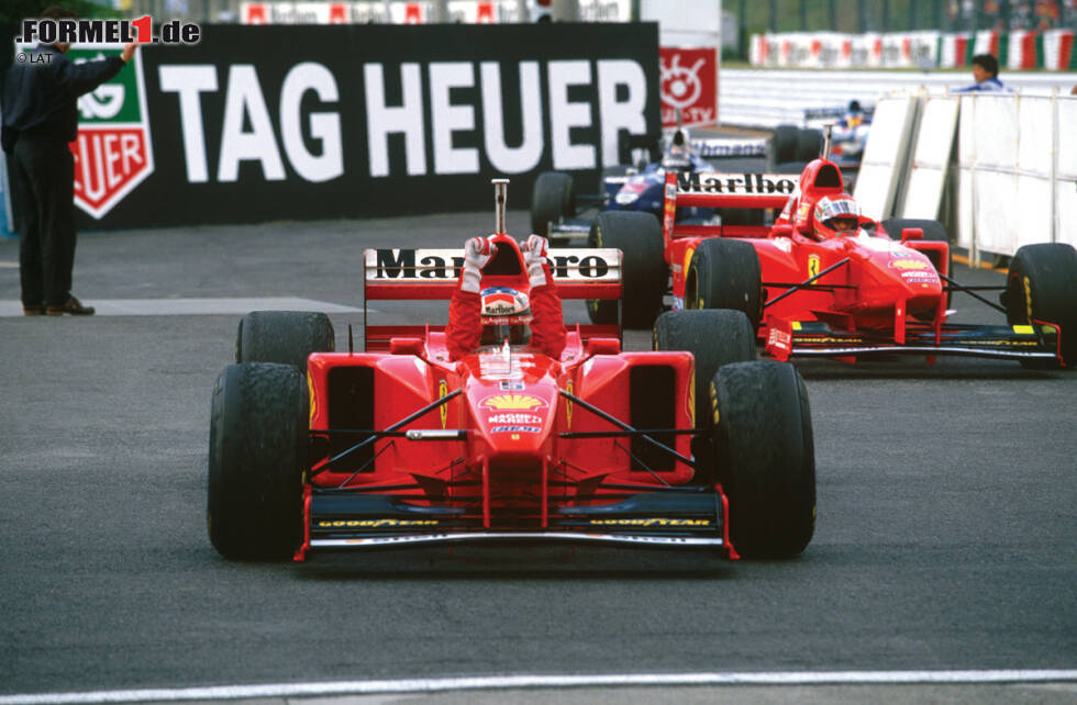 Foto zur News: Zwischen 1996 und 1999 waren Schumacher und Irvine &quot;Kollegen&quot; und stichelten bei jeder Gelegenheit gegeneinander. Irvine machte dabei die schlechtere Figur, weil ihn &quot;Schumi&quot;  in Grund und Boden fuhr. Die Rolle als Wasserträger schmeckte dem Iren nicht, er hat sie noch immer nicht überwunden. Nach Schumachers Comeback stichelte er: &quot;Michael ist wie eine Cola ohne Kohlensäure.&quot;