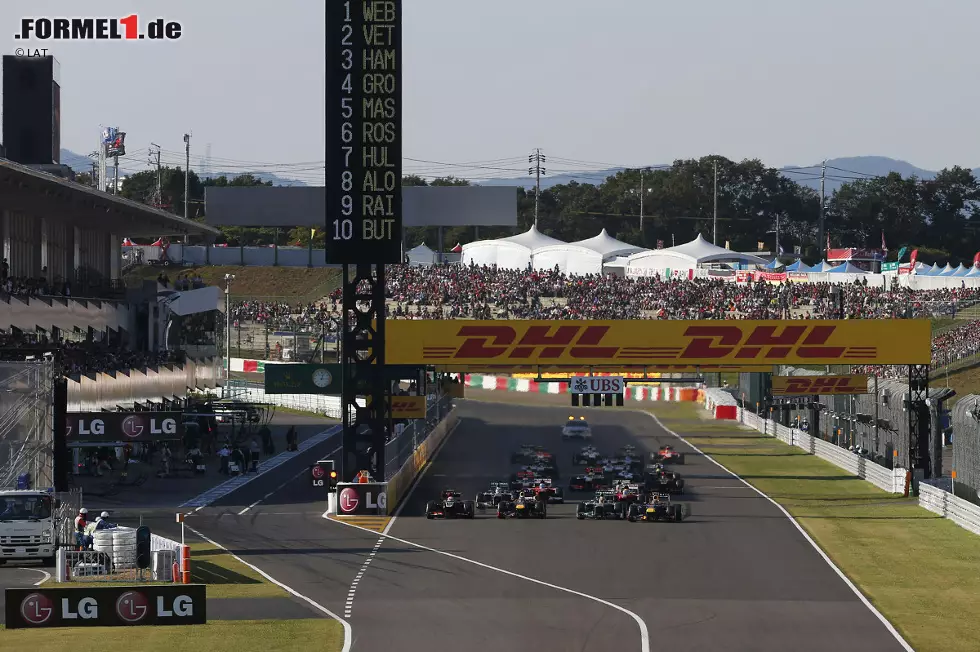 Foto zur News: Der Grand Prix von Japan findet am 13. Oktober 2013 als 15. Rennen der Saison statt. Sebastian Vettel reist mit 77 Punkten Vorsprung zu Fernando Alonso an und kann den Sack schon in Suzuka zu machen, wenn der Spanier höchstens neunter wird. Erstmals startet Vettel das Rennen aber nicht von ganz vorne. Auf der Pole-Position steht Teamkollege Mark Webber. Lewis Hamilton startet als Dritter.