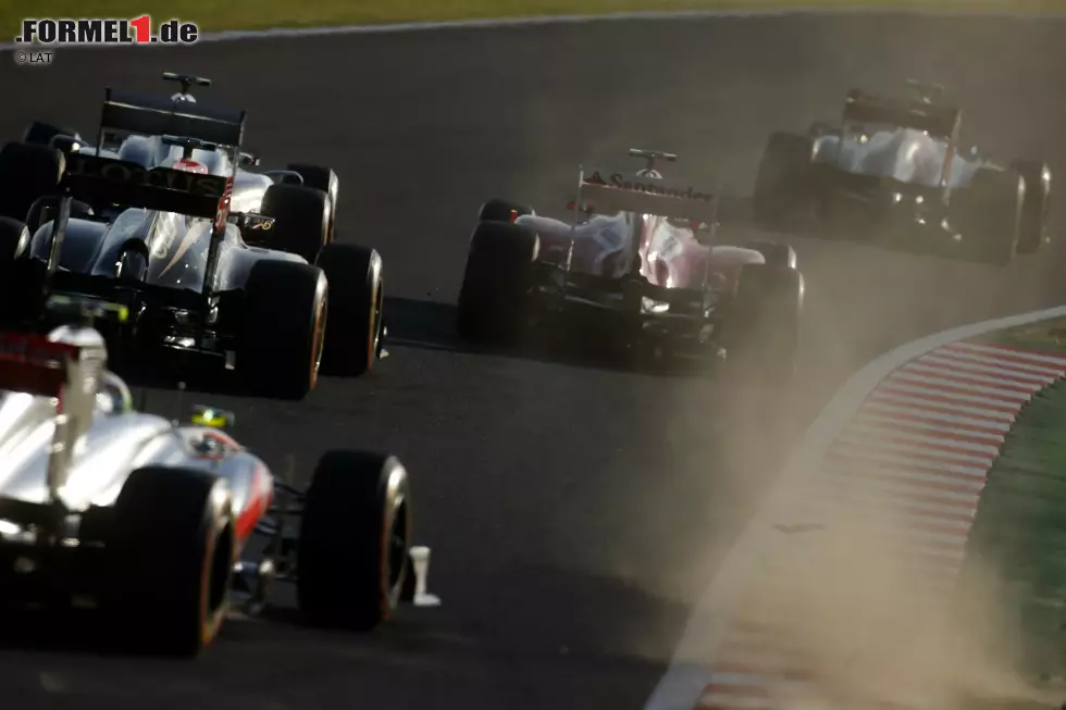 Foto zur News: Auch weiter hinten im Feld geht es nicht problemlos vonstatten. Nico Rosberg (Mercedes) kommt beispielsweise in seinem ersten Stint ebenfalls von der Strecke ab, kollidiert bei seinem ersten Boxenstopp beinahe mit Sergio Perez (McLaren) und bekommt dafür eine Durchfahrtsstrafe und verursacht bei dem Mexikaner in einem späteren Duell einen Reifenschaden.