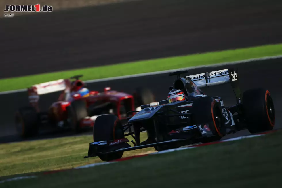 Foto zur News: Auch Nico Hülkenberg (Sauber) kann die 130R zu seinem Vorteil nutzen und dort unter anderem an Daniel Ricciardo (Toro Rosso) vorbei ziehen. In einem erneut starken Rennen hält er sich auch wieder lange auf dem vierten Rang, bevor er sich in der Schlussphase des Grand Prix doch noch Fernando Alonso (Ferrari) und Kimi Räikkönen (Lotus) geschlagen geben muss.