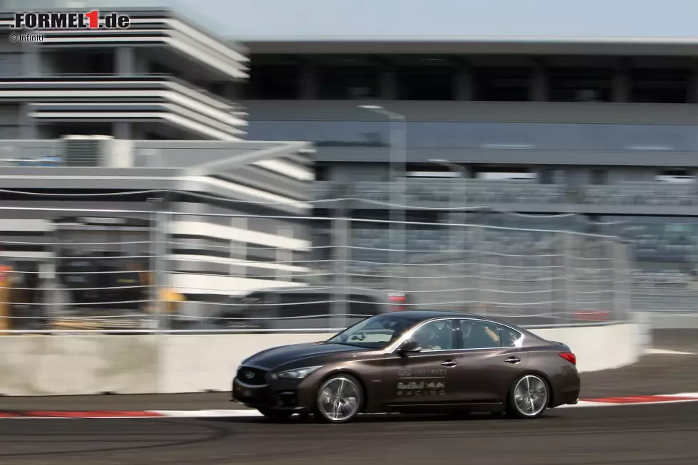 Foto zur News: Weltmeister Sebastian Vettel dreht am 25. August 2014 am Steuer eines Infiniti Q50 Hybrid als erster Formel-1-Pilot eine Runde auf der fertiggestellten Rennstrecke