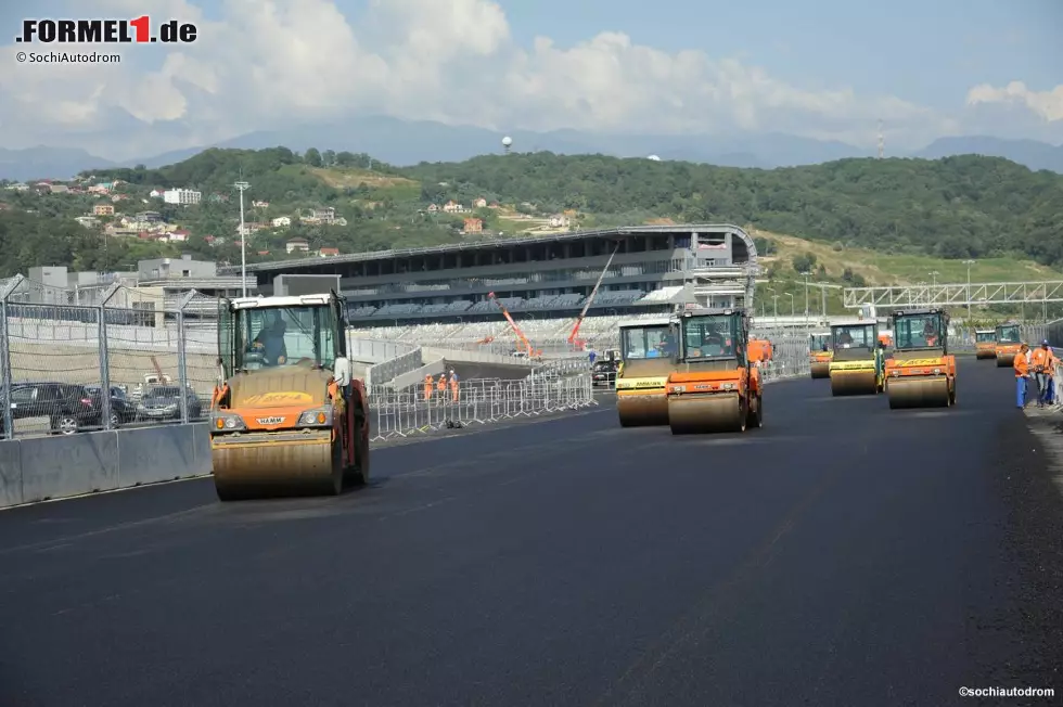 Foto zur News: Die letzte Asphaltschicht wird am 1. August 2014 aufgelegt, anschließend werden ...